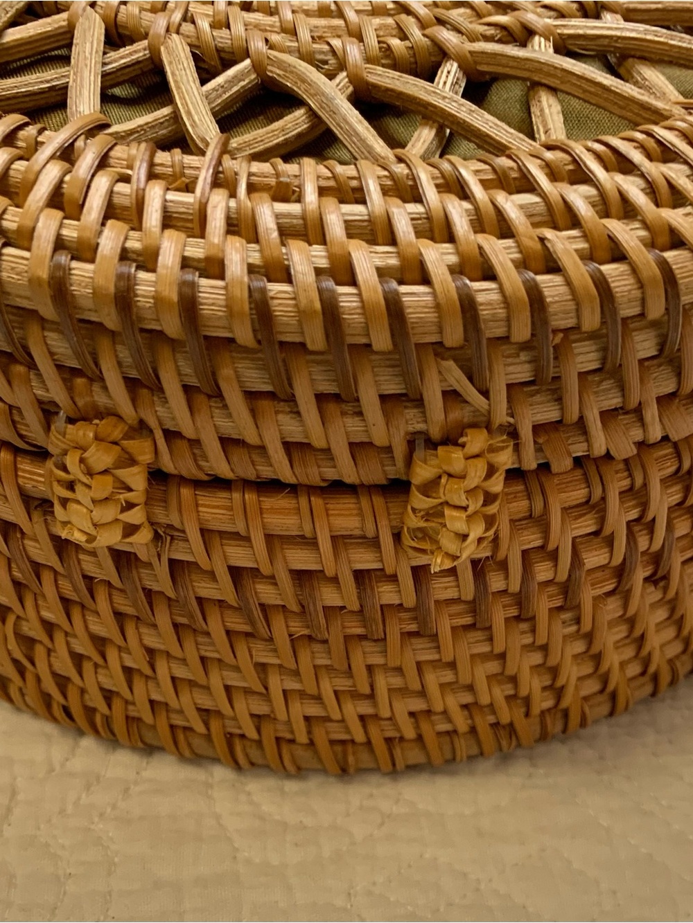 Versona Starburst Round Handcrafted Rattan Crossbody Bag  with Bow Shaped Clasp - Picture 4 of 13